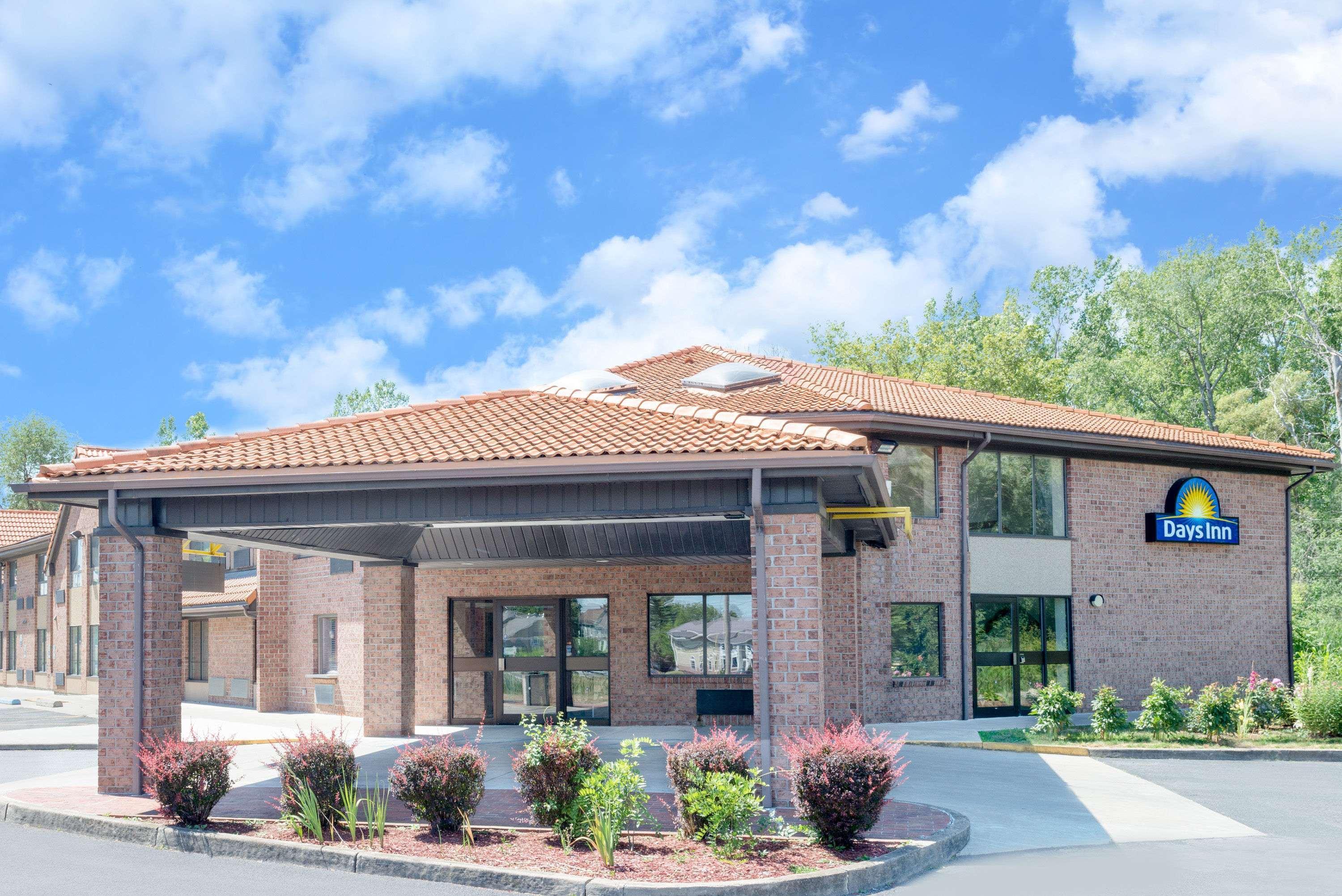 Days Inn By Wyndham Geneva/Finger Lakes Exterior photo