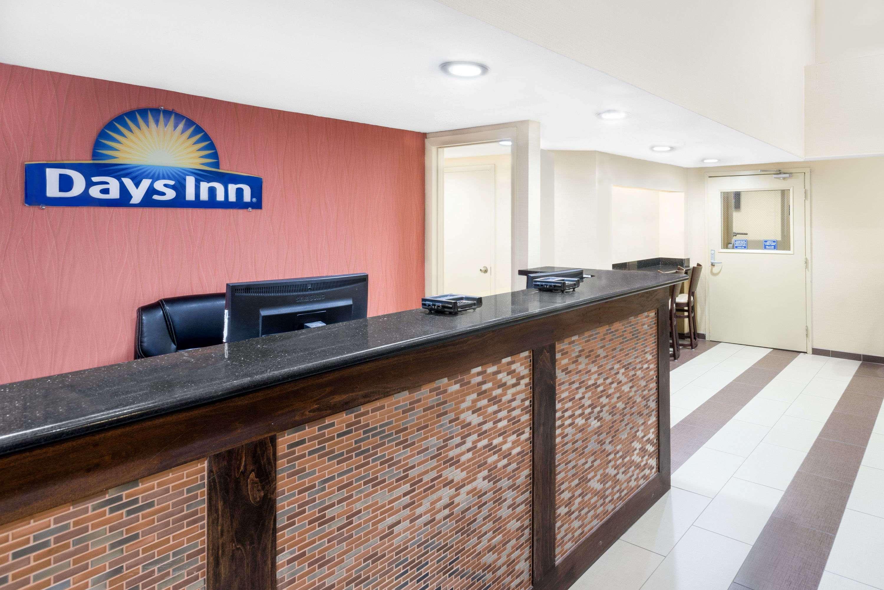 Days Inn By Wyndham Geneva/Finger Lakes Exterior photo