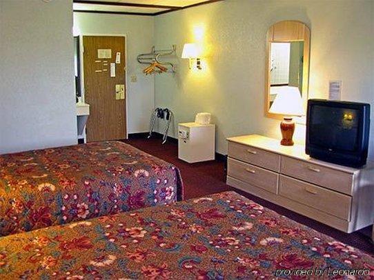 Days Inn By Wyndham Geneva/Finger Lakes Room photo